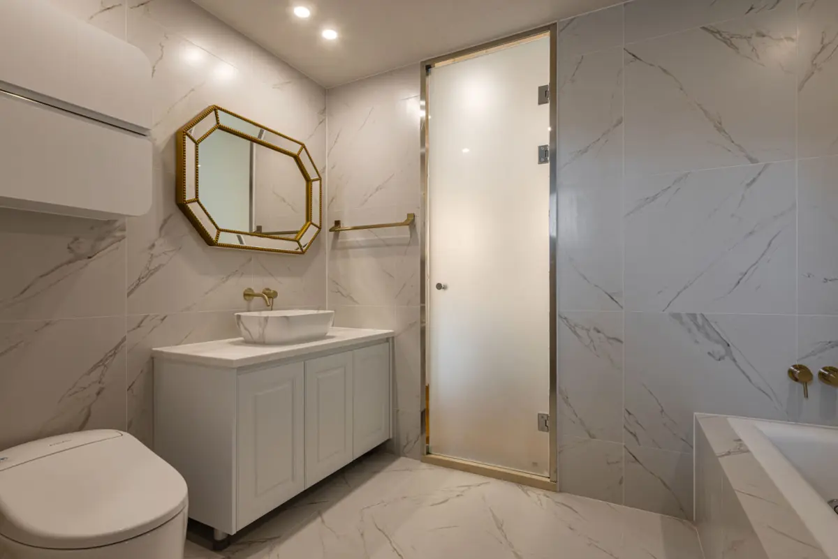 골드 수전과 대리석 타일이 어우러진 럭셔리 욕실